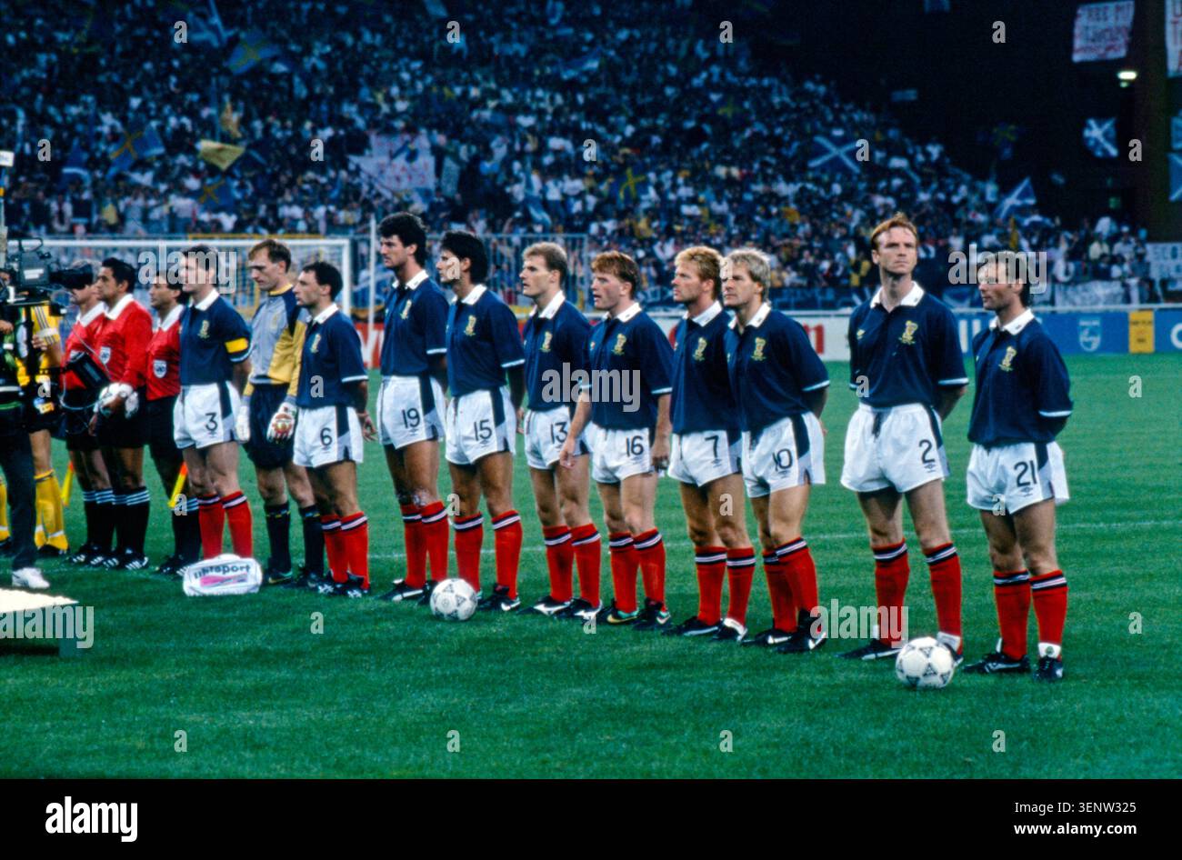WM 1990 in Italien, Stadio Luigi Ferraris in Genua, Gruppenphase: Schottland vs Schweden, 2:1, die schottische Nationalmannschaft steht vor dem Spielbeginn auf dem Spielfeld. Zu sehen sind von links nach rechts: Roy Aitken (3), Torhüter Jim Leighton (1), Maurice Malpas (6), David McPherson (19), Craig Levein (15), Gordon Durie (13), Stuart McCall (16), Maurice Johnston (7), Murdo MacLeod (10), Alex McLeish (2), Robert Fleck (21) Stockfoto