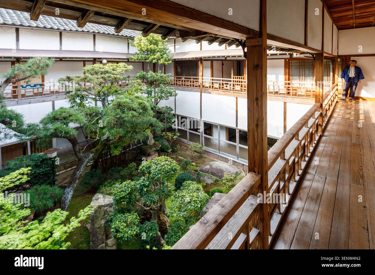 Japanischer Garten im zentralen Innenhof eines traditionellen Ryokans, Hagi, Japan Stockfoto