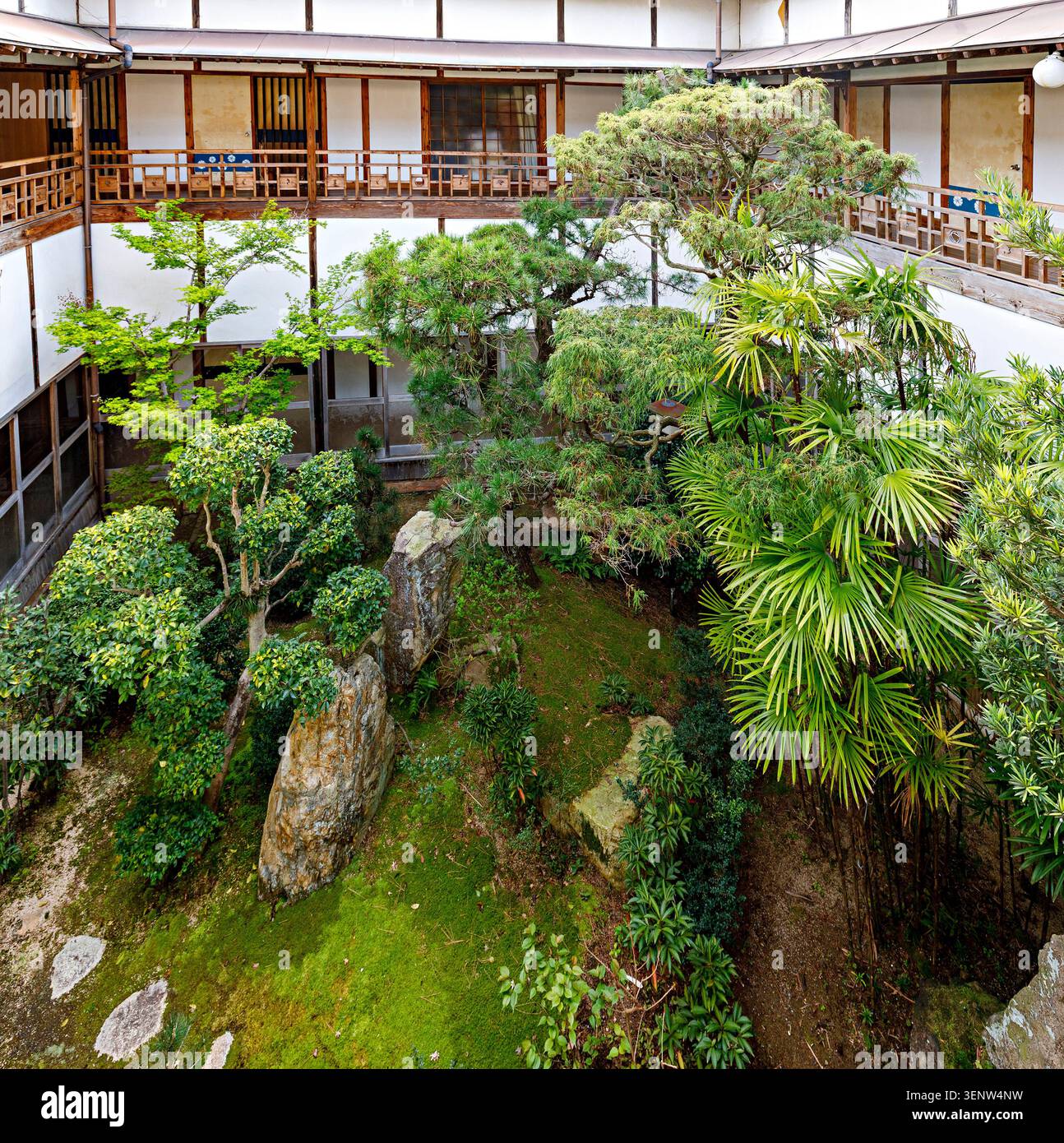 Japanischer Garten im zentralen Innenhof eines traditionellen Ryokans, Hagi, Japan Stockfoto