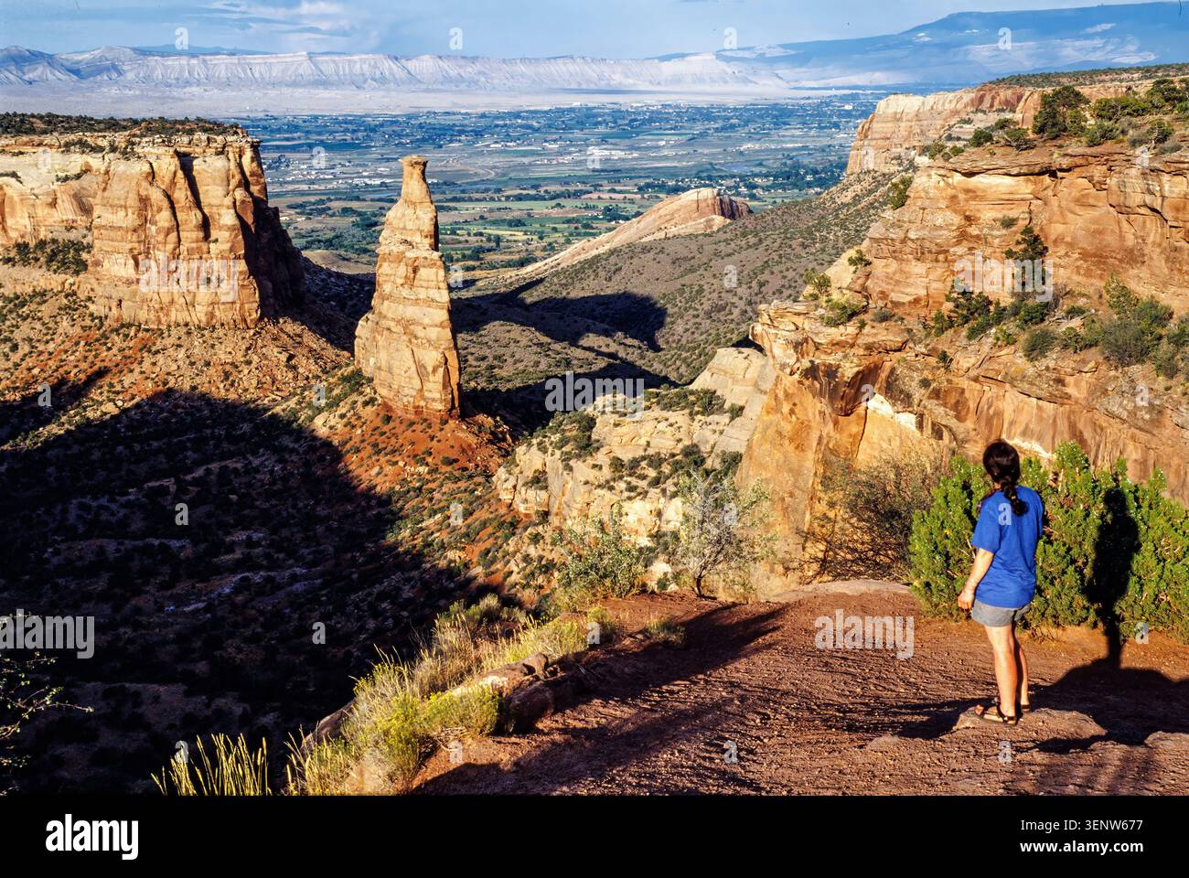 Person am Rande der Klippe und des Canyons, Colorado National Monument, USA Stockfoto