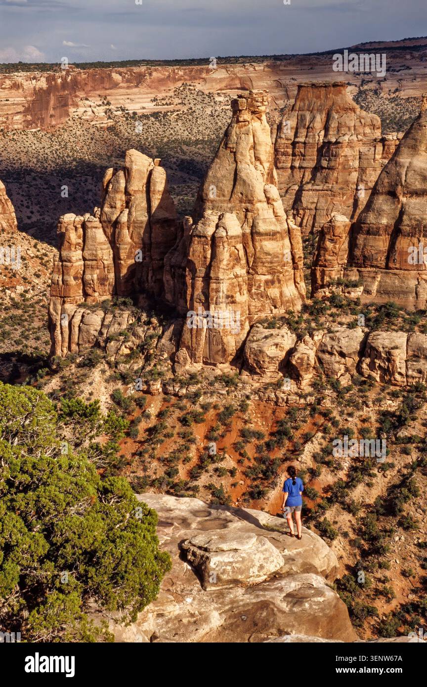 Person am Rande der Klippe und des Canyons, Colorado National Monument, USA Stockfoto