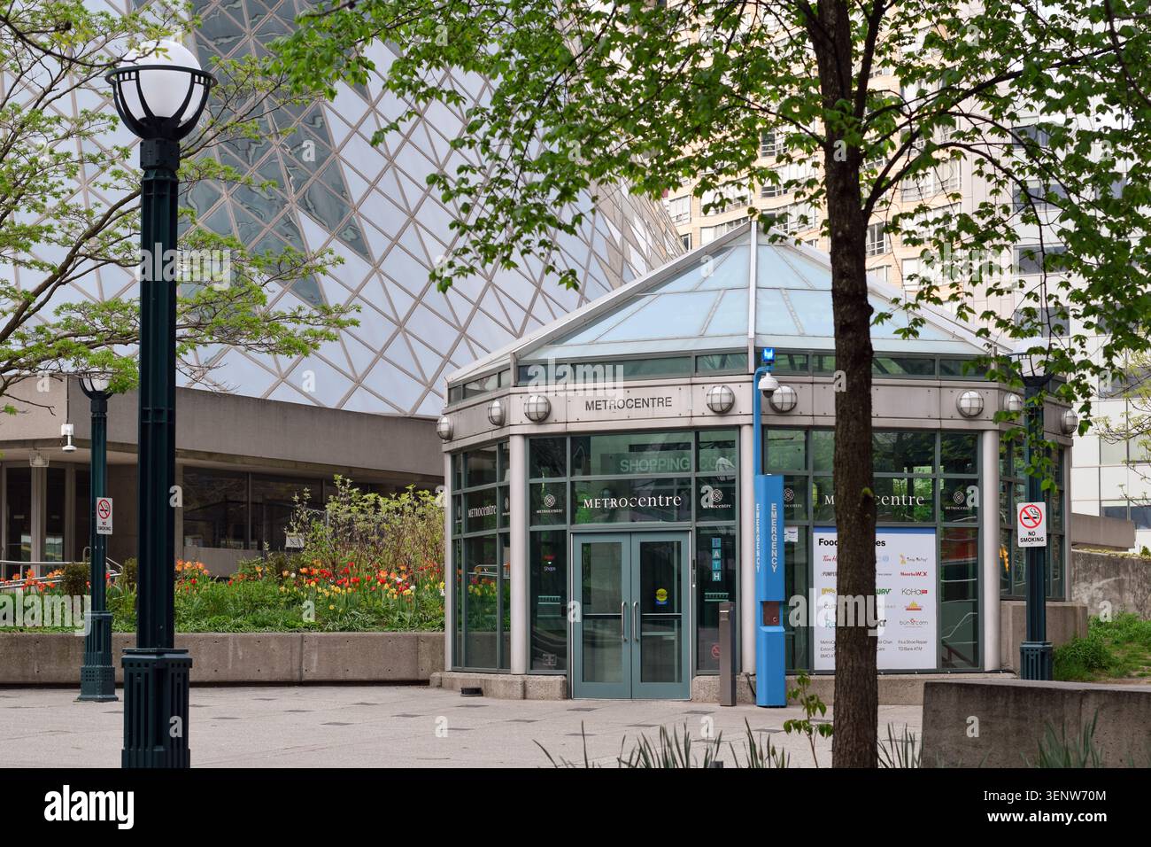 Toronto, Ontario, Kanada - 17. Mai 2026: Fußgängereingangskiosk auf Straßenebene zum MetroCentre in der Wellington Street in der Innenstadt von Toronto Stockfoto