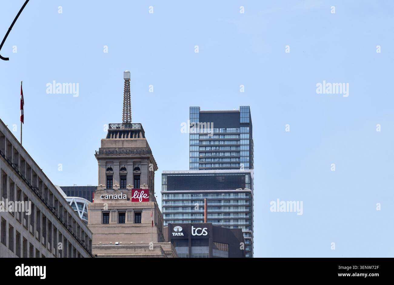 Toronto, Ontario, Kanada - 17. Mai 2026: Schilder von Canada Life and Tata Consultancy Services auf den oberen Bürogebäuden entlang der University Av Stockfoto