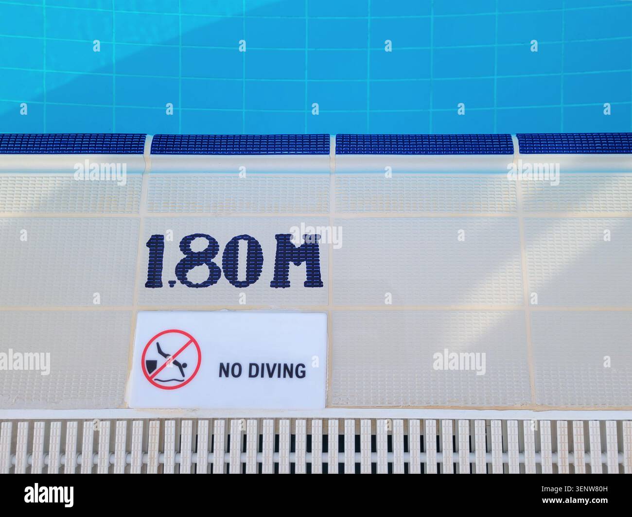 Warnschild kein Tauchen am Rand des Swimmingpools. Verbotene Verbotsanschrift und Informationen zur Wassertiefe am Pool. Stockfoto