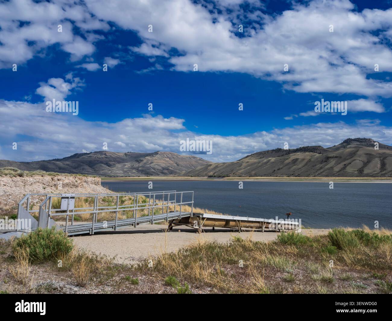 Niedriger Wasserstand, Stevens Creek Bootsanlegestelle, Blue Mesa Reservoir, Curecanti National Recreation Area in der Nähe von Gunnison, Colorado. Stockfoto