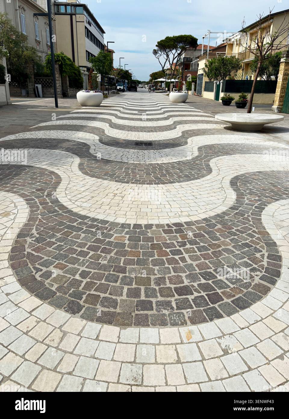 Marina di Castagneto Carducci, Italien, 29. Mai 2026. Nahaufnahme des schwarzen und weißen Wellenmosaikpflasters, inspiriert vom portugiesischen calcada-Design. Stockfoto