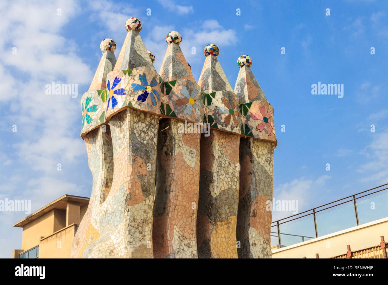 Das Bogendach und der Kamin der Casa Batllo, entworfen von Antoni Gaudi in Barcelona, Spanien Stockfoto