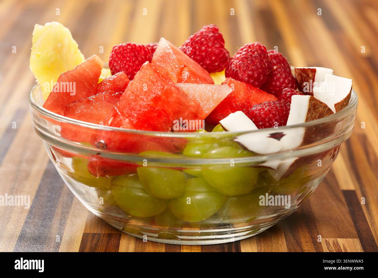 Frucht gesunder Salat aus Trauben, Wassermelone, Himbeere, Ananas und Kokos Stockfoto