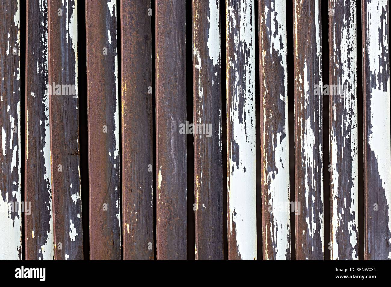 Verwitterte rustikale Holzdielen mit abblätternder Farbstruktur und vertikalen Linien Stockfoto
