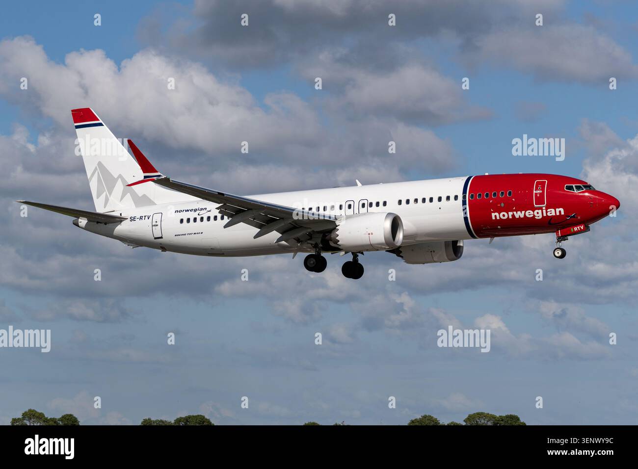 Norwegian Air Sweden Boeing 737-8 MAX mit Registrierung SE-RTV im kurzen Finale für Start- und Landebahn 18R (Polderbaan) des Amsterdamer Flughafens Schiphol Stockfoto