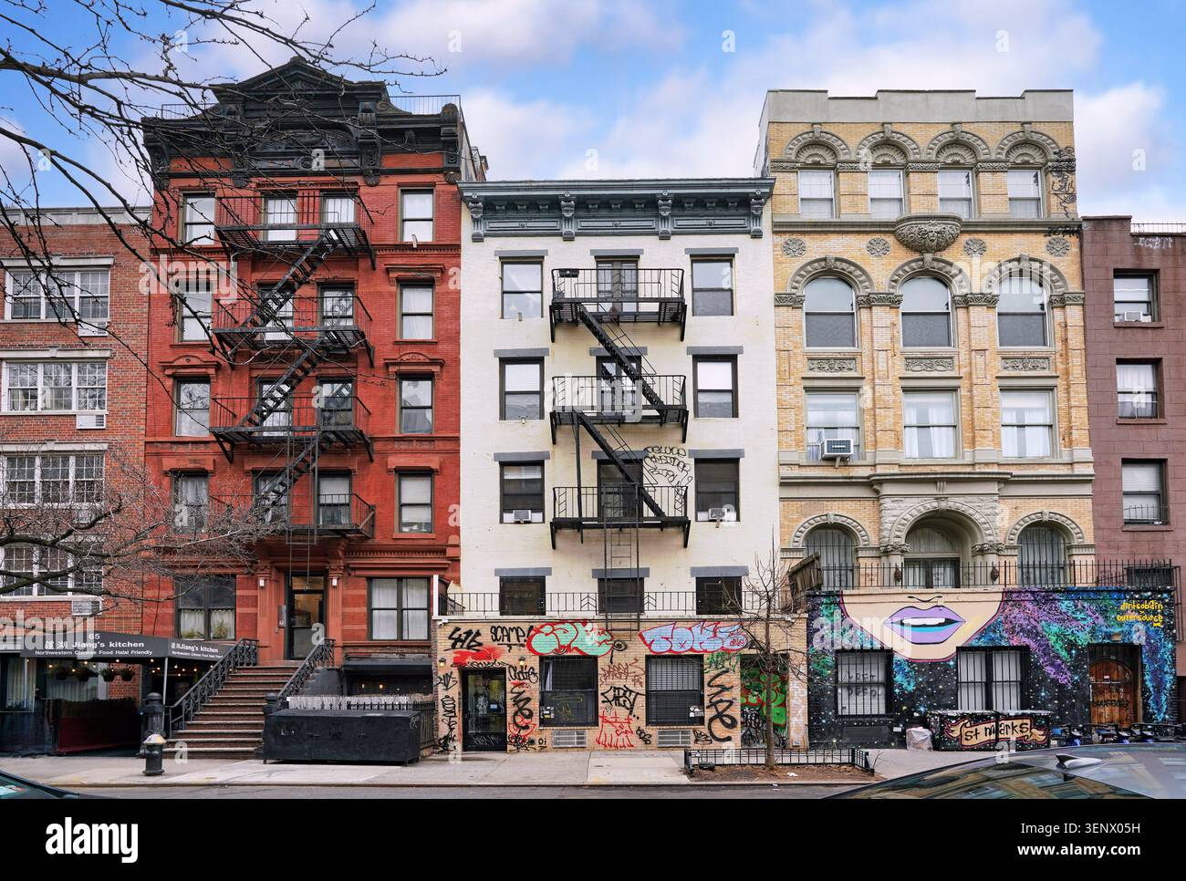 Farbenfrohe Geschäfts- und Apartmenthäuser in East Village in Manhattan Stockfoto