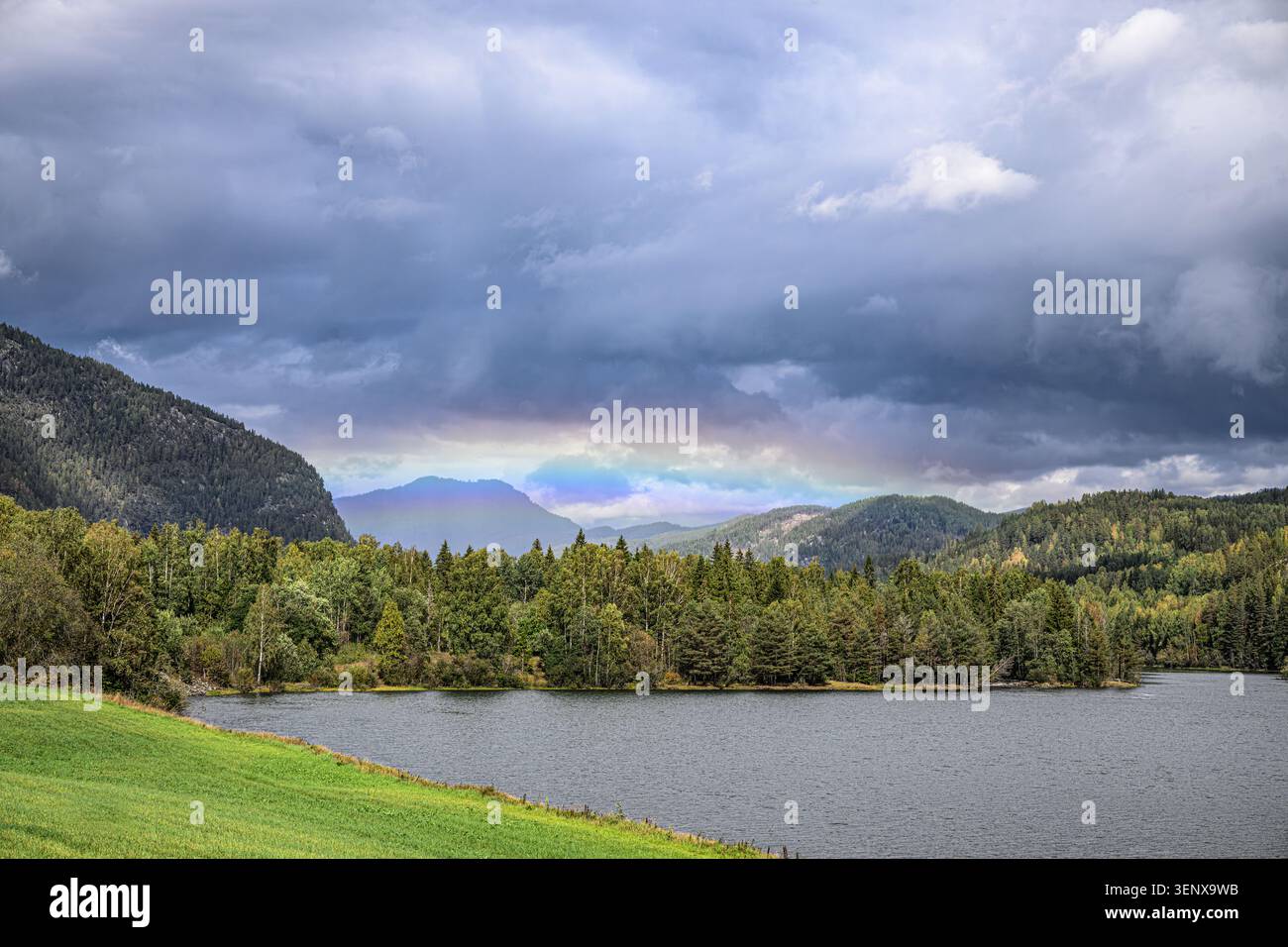 Die Sonne, die wir vor uns sehen können, bildet einen schönen Regenbogen über der großen Landschaft Stockfoto