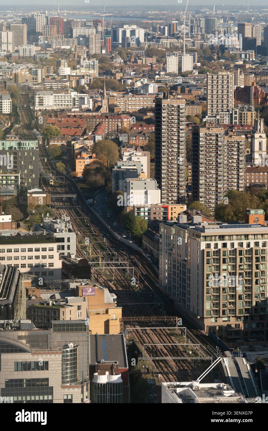 Bahngleise, die vom Bahnhof London Fenchurch Street in Richtung fahren East London Shadewell Stockfoto