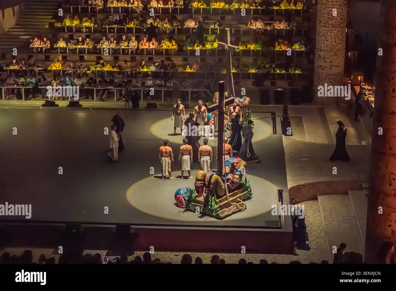 13.02.2024, Mexiko, Playa del Carmen: Traditionelle Vorstellung auf der Theaterbühne im Xcaret Park. Darsteller präsentieren eine traditionelle mexikanische Kulturshow Stockfoto