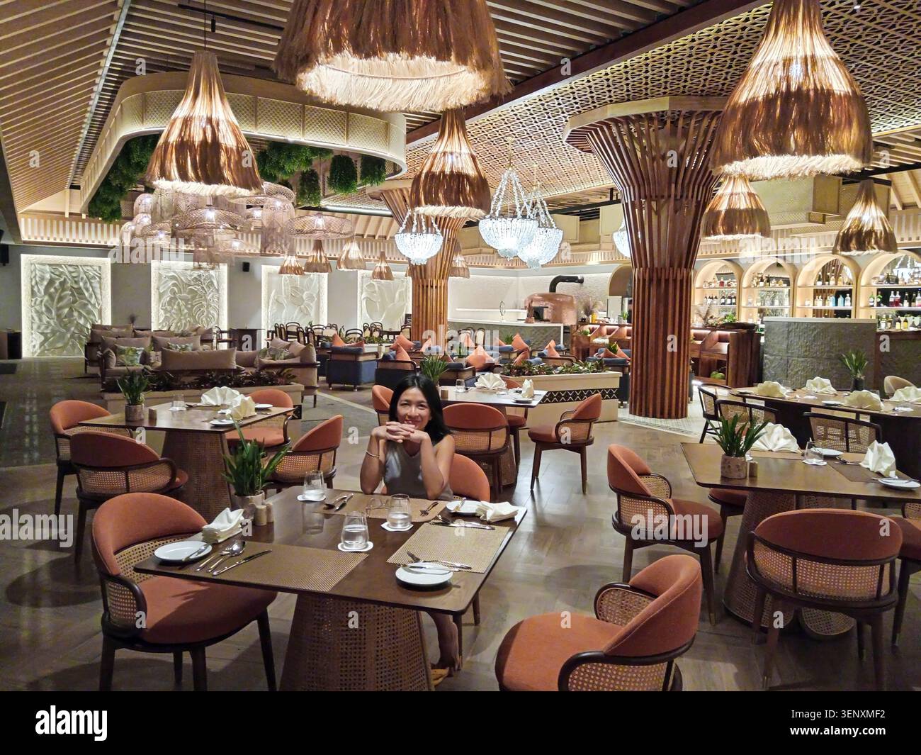 Pursat, Kambodscha - 2. Februar 2026: Speisesaal in einem luxuriösen Restaurant im Samanea Wellness Resort in Kambodscha. Die Einrichtung verfügt über ein einzigartiges Design Stockfoto
