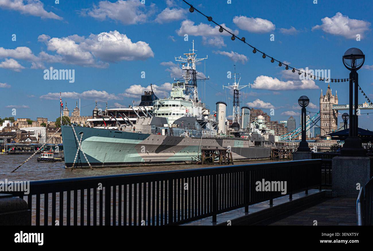 Das historische Kriegsschiff der HMS Belfast vom Queen's Walk aus gesehen, London, Greater London, SE1 2JH, England, Großbritannien. Stockfoto