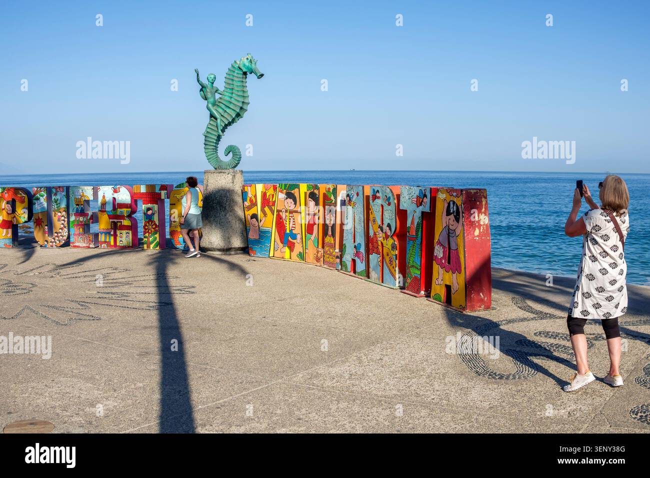 Puerto Vallarta Mexiko, Puerto Vallarta Schild, buntes Stadtschild, Seepferdchen Skulptur, Caballito de Mar Seepferdchen Statue, Malecon Promenade, Touristenfrau Tak Stockfoto