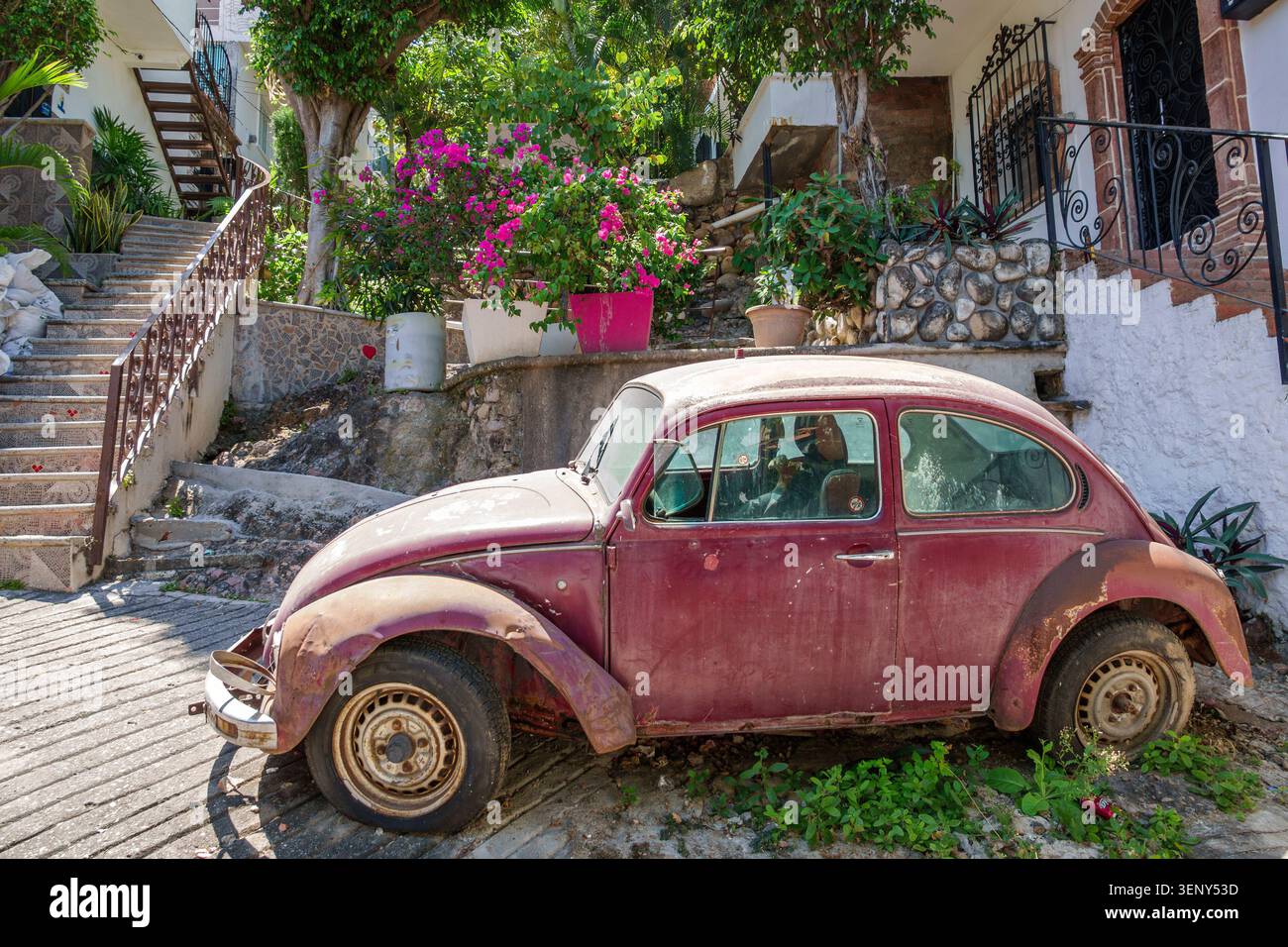 Puerto Vallarta Mexiko, Volkswagen Käfer, Oldtimer, Oldtimer, altes Fahrzeug, rustikaler Transport, klassischer Volkswagen, Retro-Design, verlassene CA Stockfoto