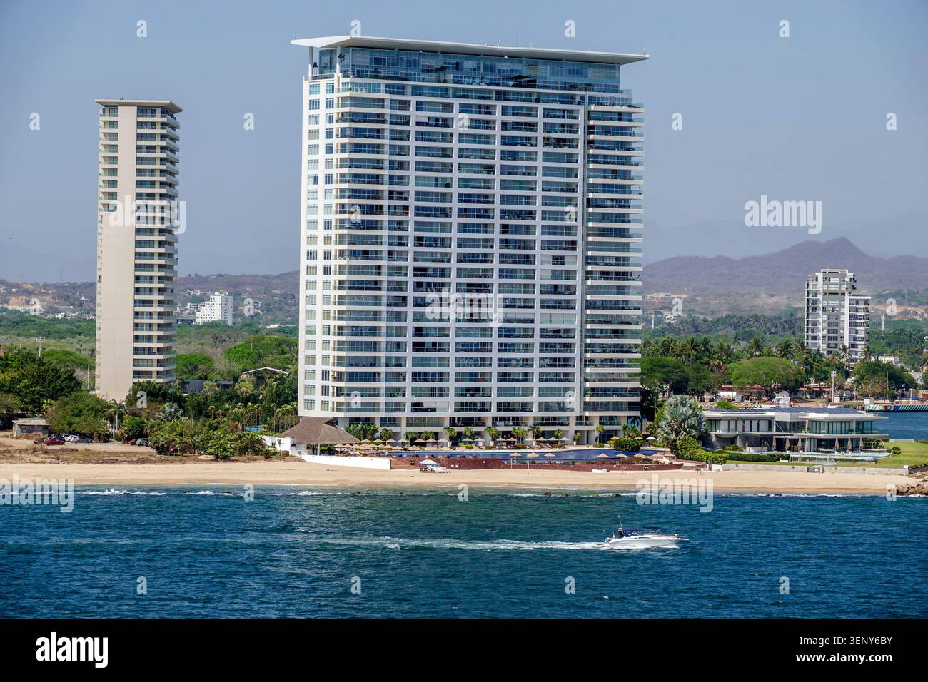 Puerto Vallarta Mexiko, Halbinsel Puerto Vallarta, luxuriöser Wohnturm, Strandwohnung, Immobilien am Meer, Bahia de Banderas Banderas Bay Stockfoto