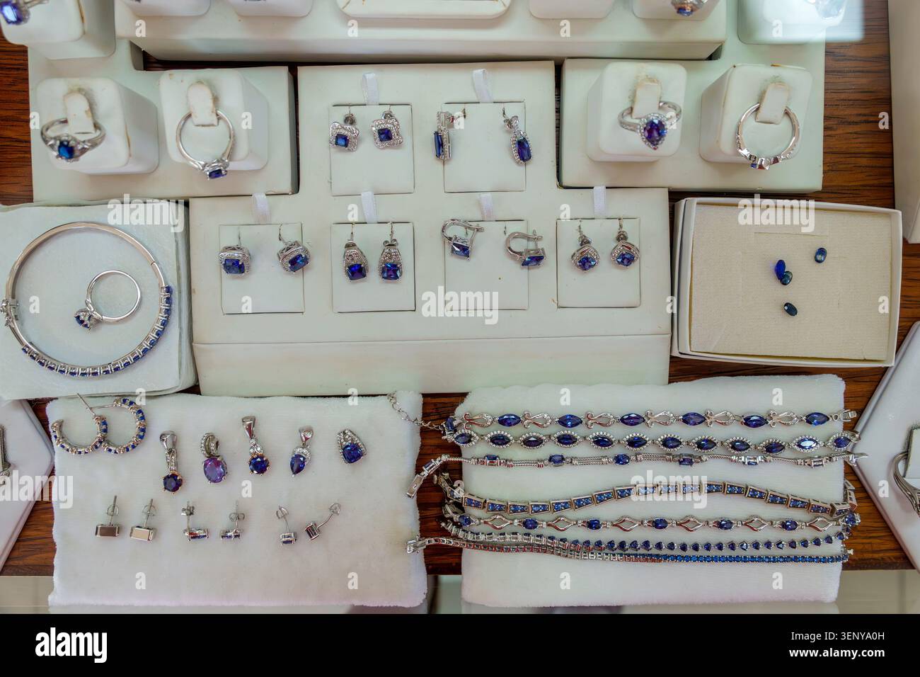 Cabo San Lucas Mexiko, blaue Edelsteinschmuck, Schmuckanzeige, Silberschmuck, Ringe, Ohrringe, Armbänder, Anhänger, Modeaccessoires, feiner Schmuck, Einzelhandel m Stockfoto