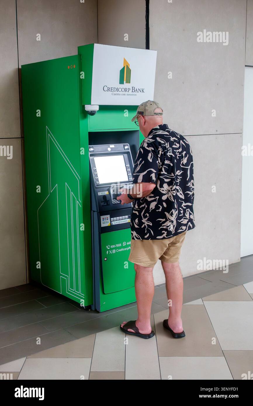 Colon Panama, Credicorp Bank Geldautomat, Geldautomat, Bankdienstleistungen, Finanztransaktion, Erwachsener Mann, männlicher Kunde, Bargeld abheben, Self-Service Stockfoto