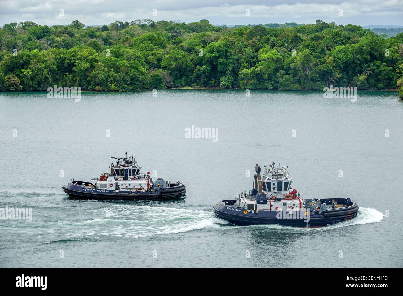 Panamakanal, Panama XIV, Cerro Campana, Schlepper, Hafenschlepper, Seeverkehrsdienste, Seeverkehrsdienste, Navigationshilfe, Begleitschiffe, kommerzielle Wasserstraßen, p Stockfoto