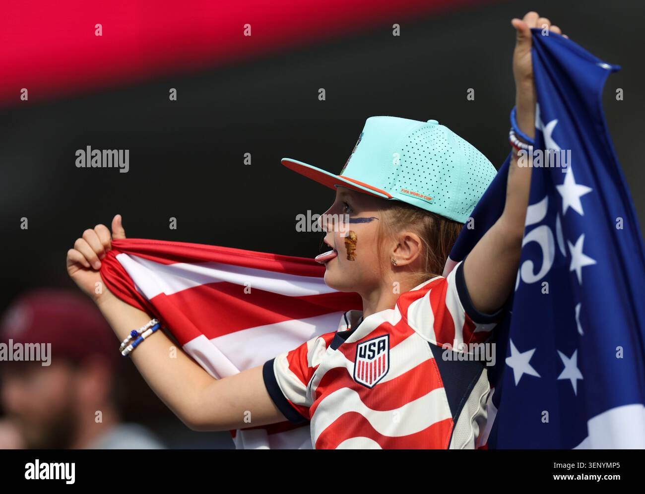 Los Angeles, USA. Juni 2026. Ein Fan der Vereinigten Staaten ist vor dem Spiel der Gruppe D zwischen den Vereinigten Staaten und Paraguay bei der FIFA Fussball-Weltmeisterschaft 2026 im Los Angeles Stadium in Los Angeles, USA, am 12. Juni 2026 zu sehen. Quelle: Mao Siqian/Xinhua/Alamy Live News Stockfoto