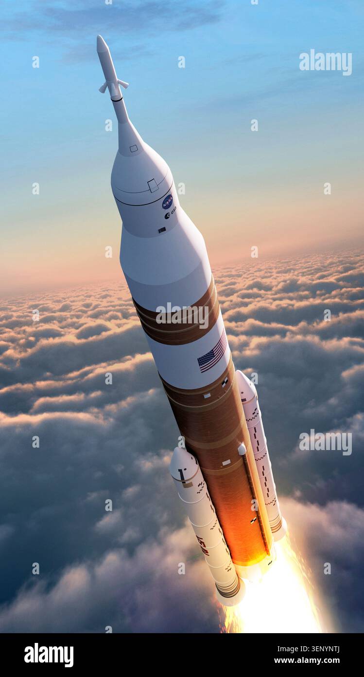 In dieser Abbildung fliegt das Space Launch System (SLS) der NASA. Die SLS-Raketen, die leistungsstärkste, die die NASA je gebaut hat, sind für die Zusammenarbeit mit der Artemis-Serie von Missionen konzipiert, um Menschen zum ersten Mal seit dem Weltraumrennen auf den Mond zurückzubringen. Die hier abgebildete Rakete ist SLS Block 1B, das die Trägerrakete für Artemis IV sein wird, die Anfang 2028 starten soll. Wenn es gelingt, wird es die erste Landung von Menschen auf dem Mond seit 1972 sein. Stockfoto