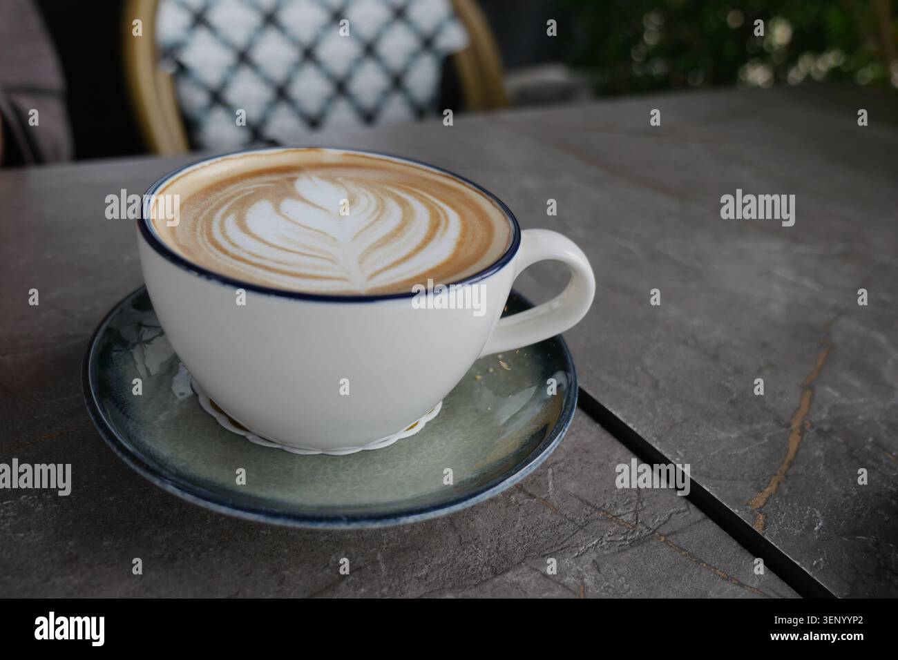 Frischer Kaffee in einer Tasse mit Latte Art Design Stockfoto