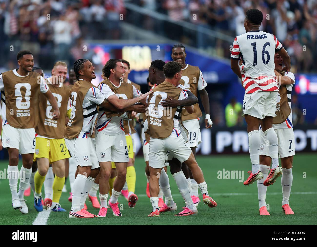 Los Angeles, USA. Juni 2026. Players of the United States feiert das Tore beim Spiel der Gruppe D zwischen den USA und Paraguay bei der FIFA Fussball-Weltmeisterschaft 2026 im Los Angeles Stadium in Los Angeles, USA, am 12. Juni 2026. Quelle: Mao Siqian/Xinhua/Alamy Live News Stockfoto