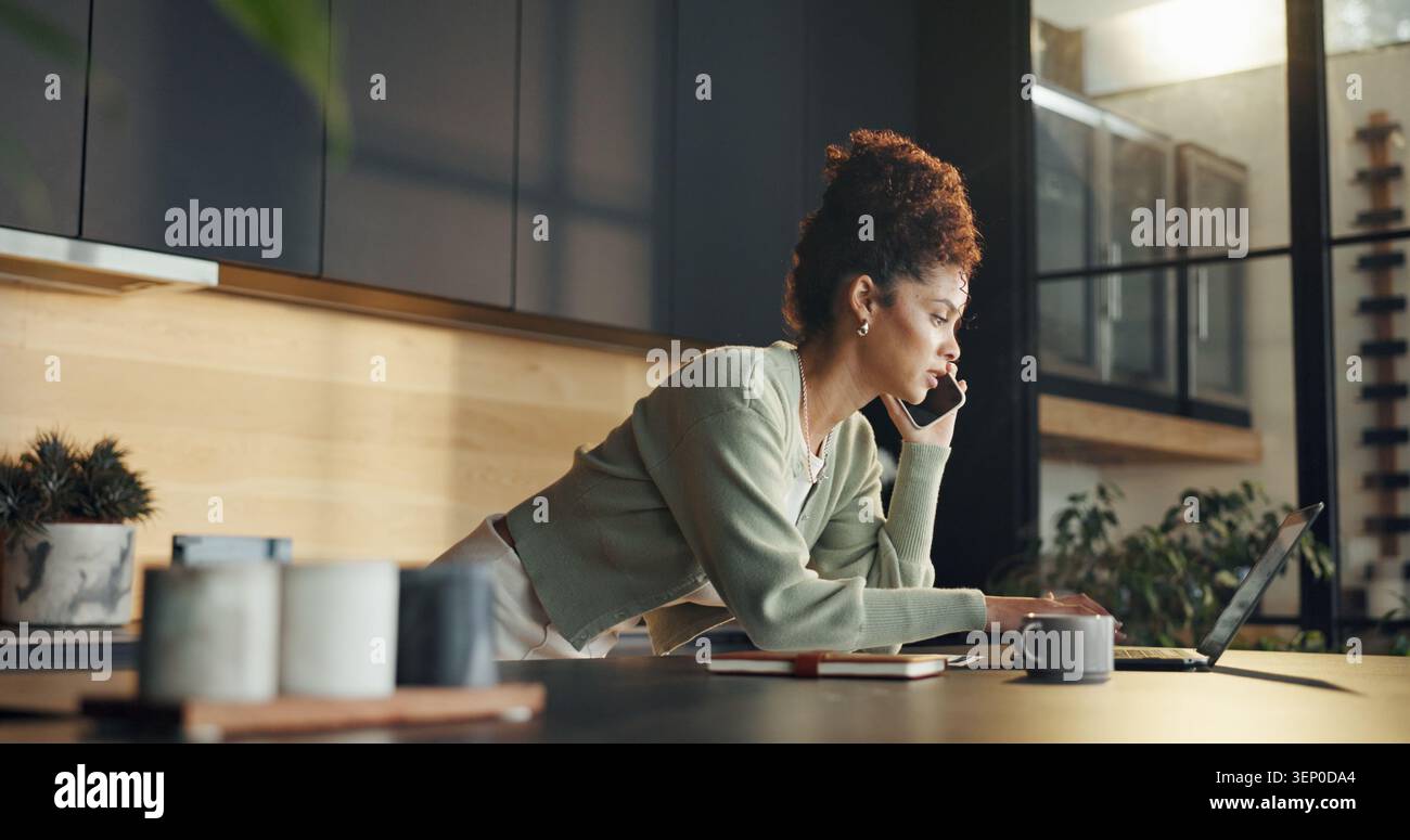 Frau, Telefonanruf und Fernarbeit mit Laptop, Gespräch und Kommunikation. Freiberufler, Mitarbeiter und Arbeit von zu Hause aus mit Networking, Diskussion Stockfoto
