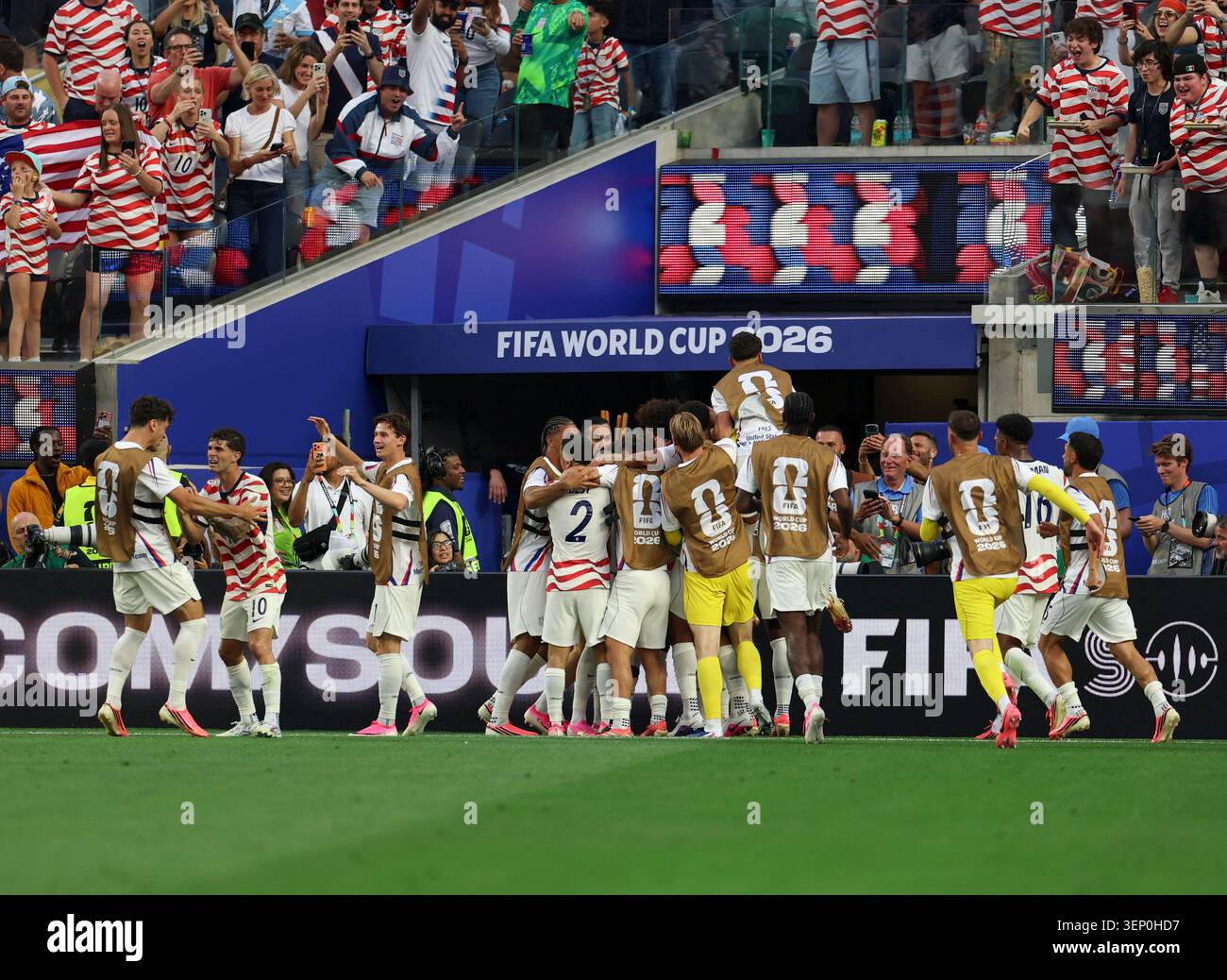 Los Angeles, USA. Juni 2026. Spieler aus den Vereinigten Staaten feiern das Ergebnis beim Spiel der Gruppe D zwischen den Vereinigten Staaten und Paraguay bei der FIFA Fussball-Weltmeisterschaft 2026 im Los Angeles Stadium in Los Angeles, USA, am 12. Juni 2026. Quelle: Bai Xuefei/Xinhua/Alamy Live News Stockfoto
