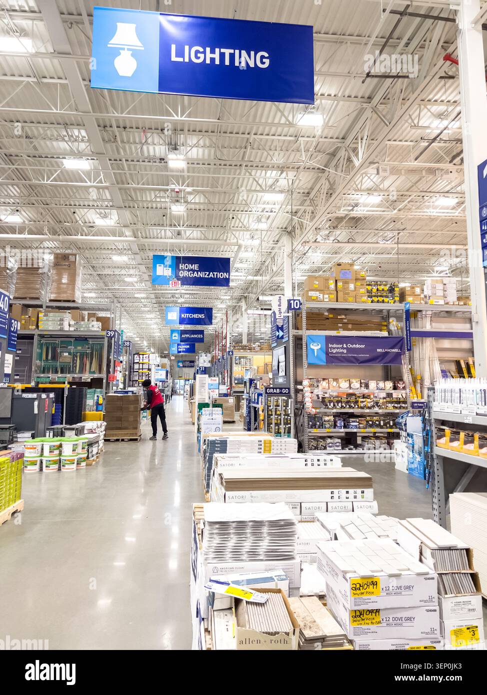 Gut beleuchtete Innenausstattung von Lowe's Laden mit Beschilderung Stockfoto