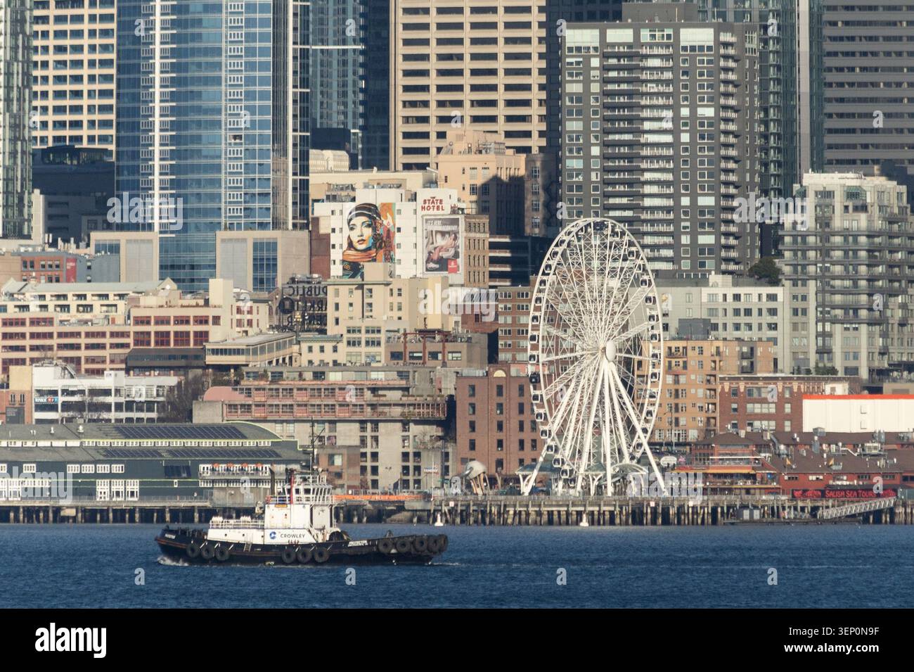 Seattle Great Wheel und Waterfront entlang der Elliott Bay in Downtown Seattle Washington USA Stockfoto
