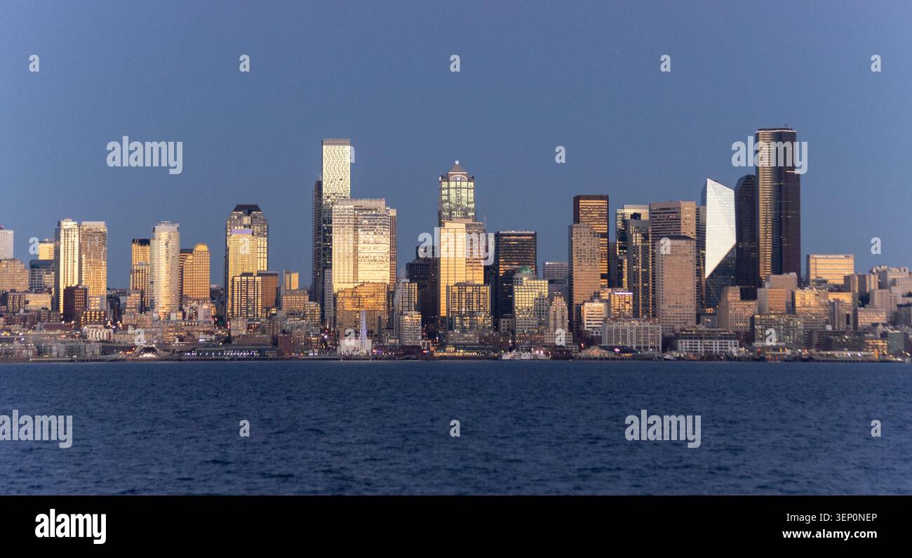 Skyline von Seattle über Elliott Bay während der Golden Hour Seattle Washington USA Stockfoto