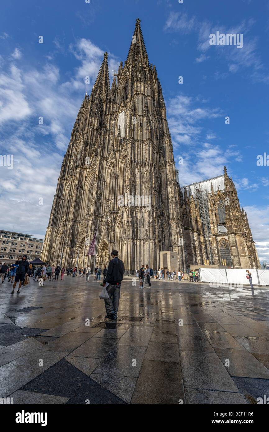 KÖLN, DEUTSCHLAND, 21. JULI 2025 - Blick auf den Kölner Dom in Köln, Deutschland. Es ist eine atemberaubende gotische Kathedrale mit zwei 157 Meter hohen Türmen. Stockfoto