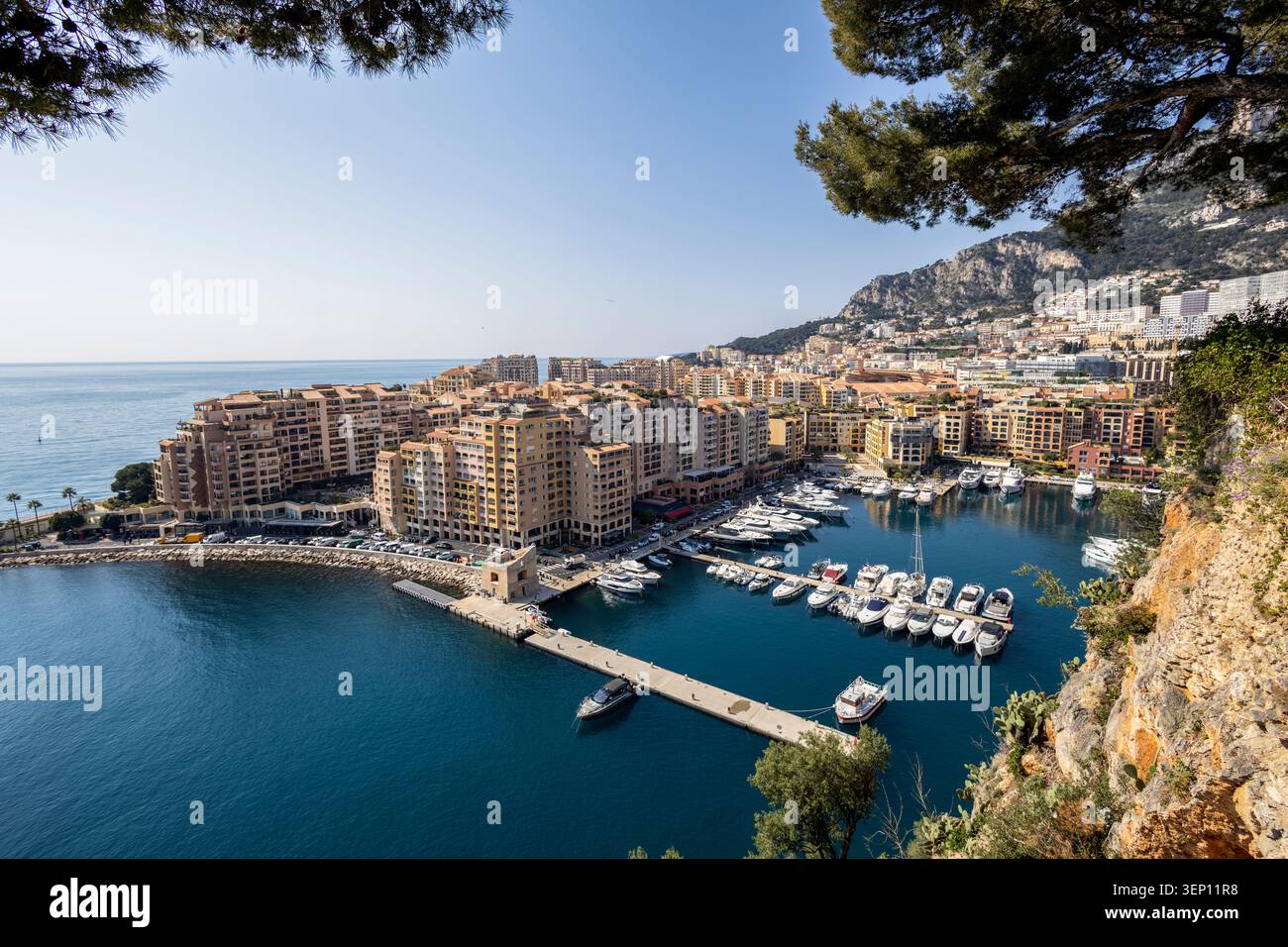 Luftaufnahme des Hafens von Fontvieille im Bezirk Fontvieille des Fürstentums Monaco vom Aussichtspunkt Hafen von Fontvieille Stockfoto