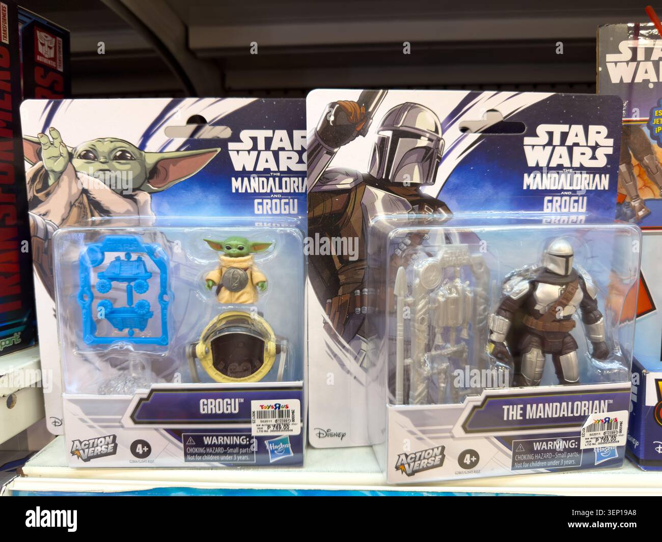 Star Wars die Action-Figuren der Mandalorianer und Grogu werden in einem Spielzeugladen in Cebu City, Philippinen, zum Verkauf angeboten. Stockfoto