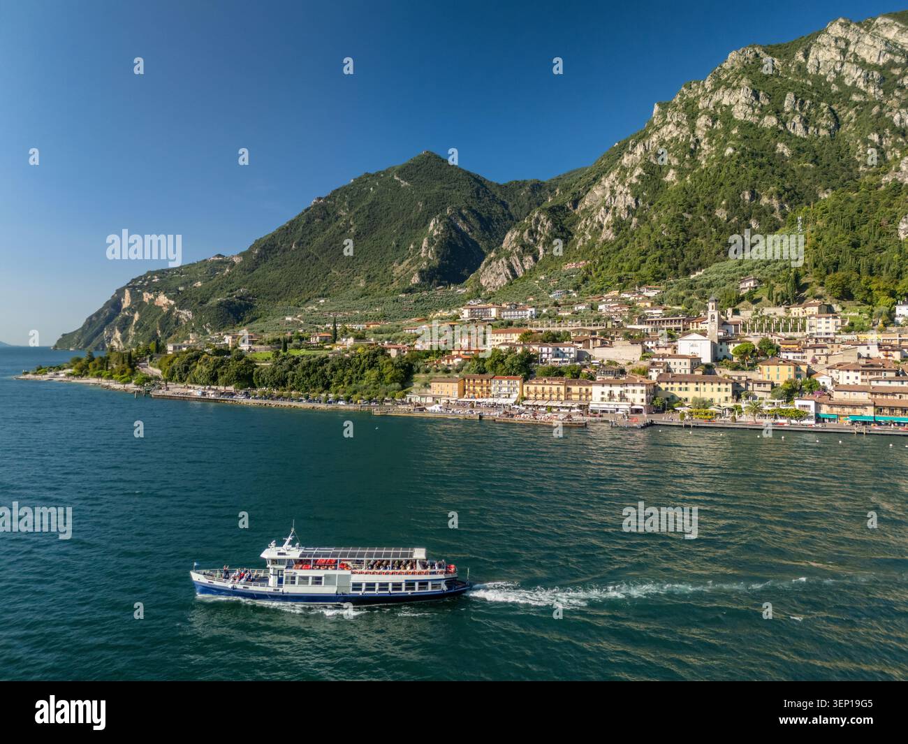 Luftaufnahme von Limone sul Garda am Gardasee in den italienischen Alpen Stockfoto