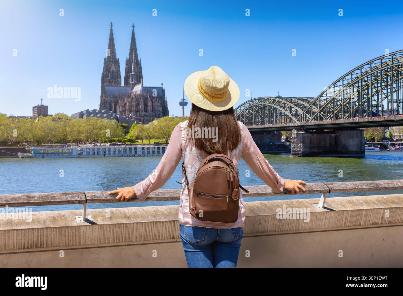 Rückansicht einer Touristenfrau auf einer Besichtigungstour durch Köln, Deutschland, mit Blick auf den Sommertag des berühmten Doms Stockfoto