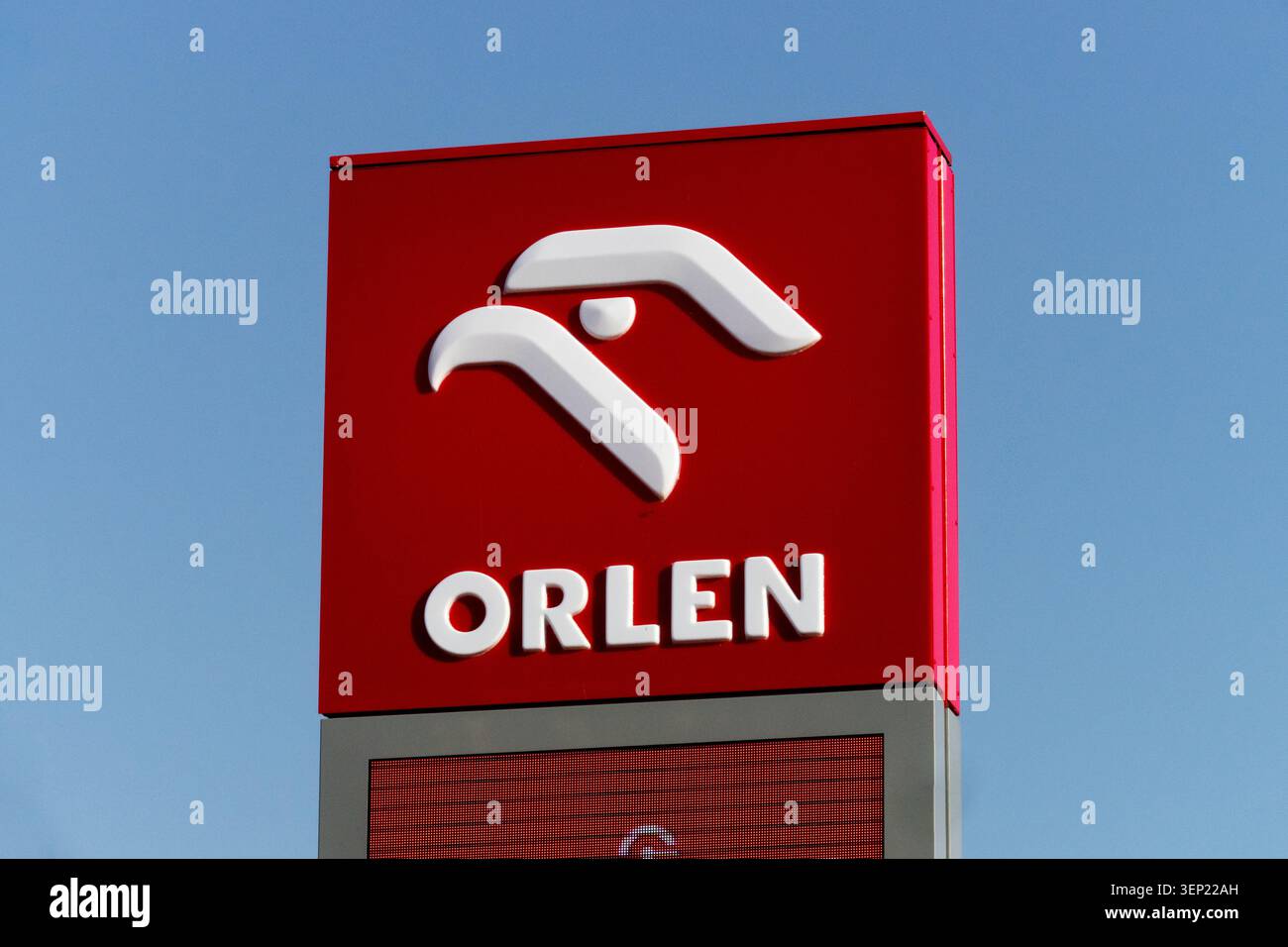 Rot-weißes Schild mit dem Orlen-Logo vor blauem Himmel Stockfoto