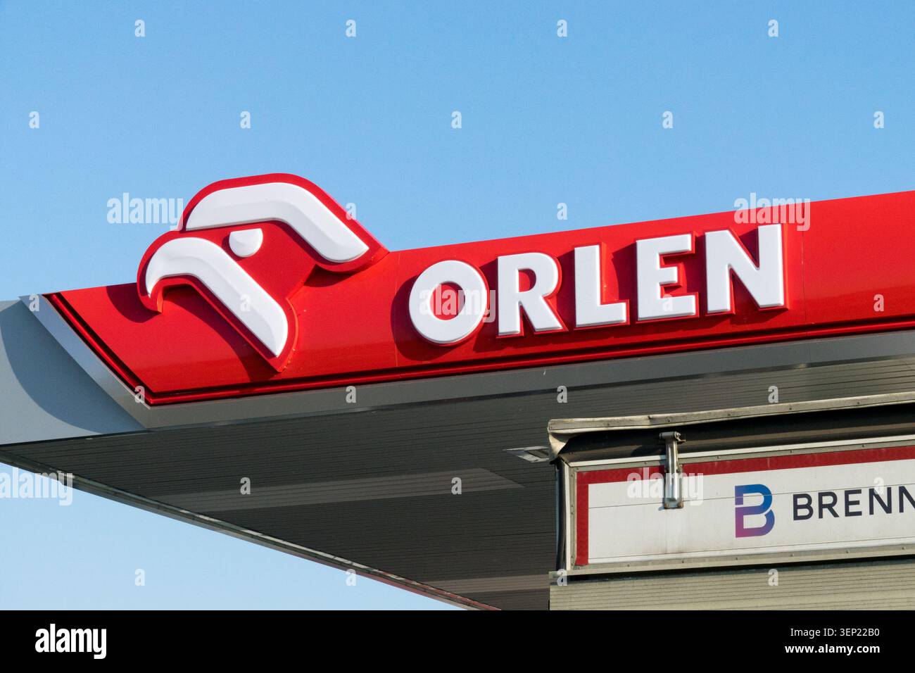 Rot-weißes Schild mit dem Orlen-Logo vor blauem Himmel Stockfoto