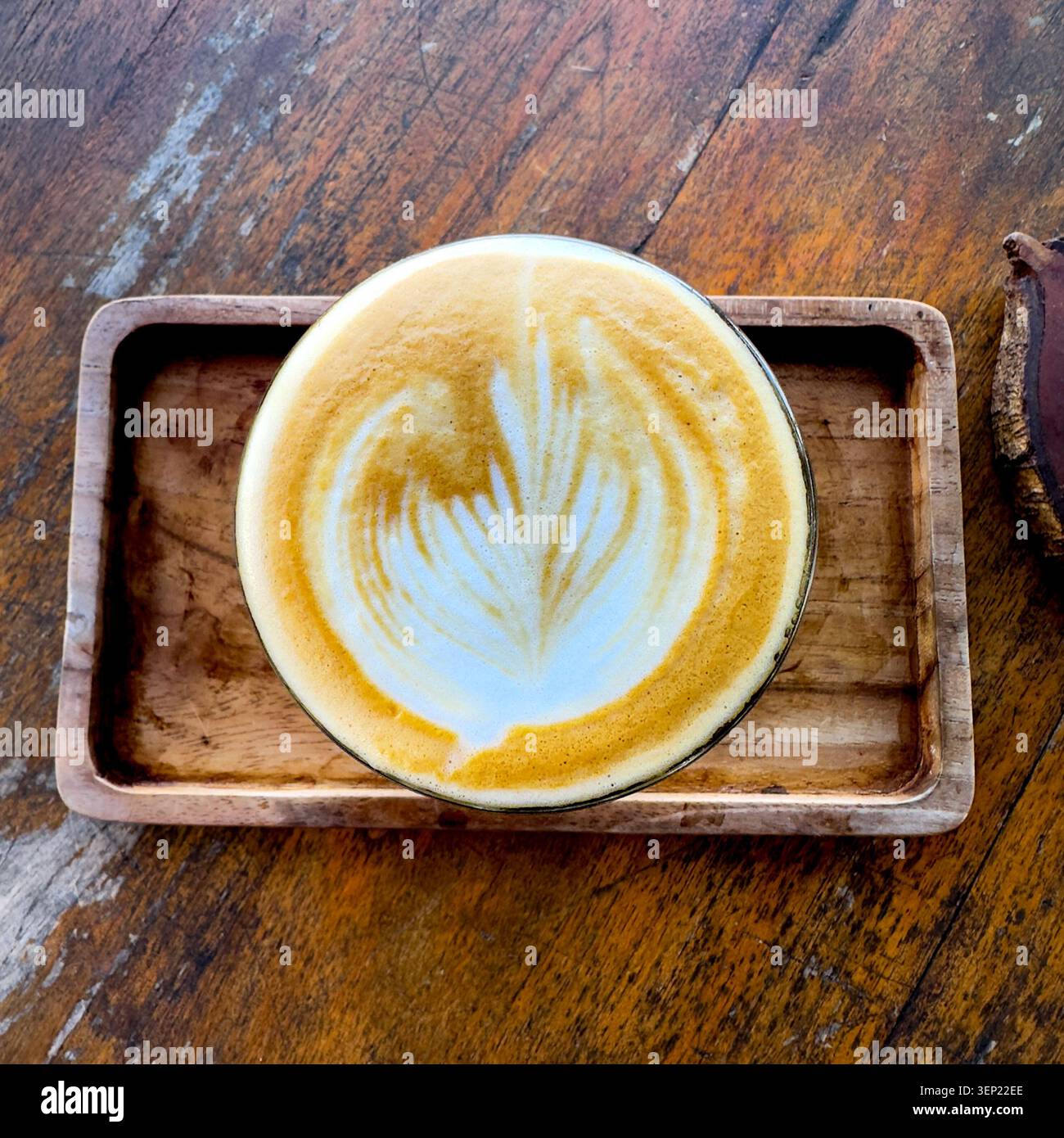 Latte serviert auf Bali - Smartphone-aufgenommenes Stockfoto