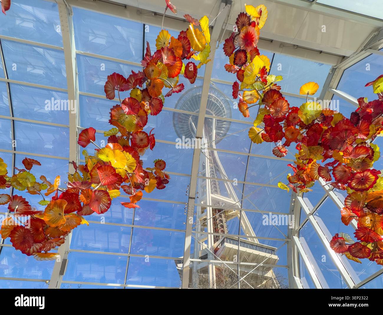 Die ikonische Seattle Space Needle, eingerahmt von Chihuly Glas im Chihuly Garden and Glass Museum in Seattle Stockfoto