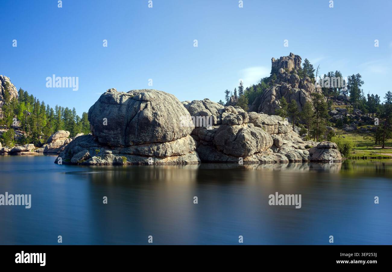 Sylvan Lake South Dakota Granitformationen und ruhiges Wasser an einem klaren Tag Stockfoto