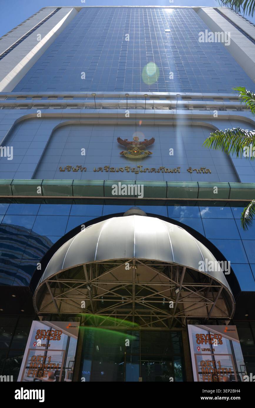 Bangkok, Thailand – 14. Mai 2026: Moderner Büroturm und Firmensitz im Fortune Town Complex Stockfoto