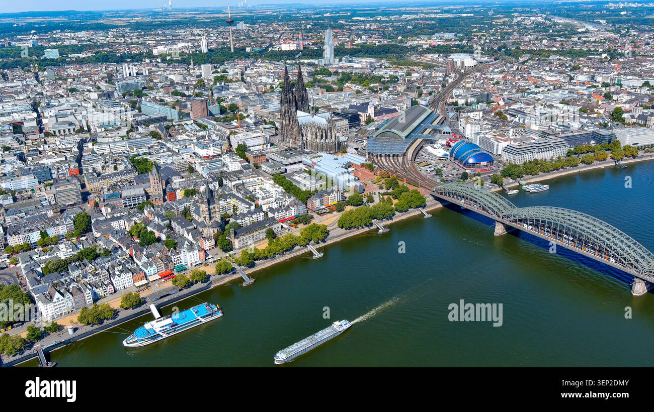 Luftaufnahme von der Drohne auf den Kölner Dom, die Hohenzollernbrücke und den Rhein in Köln an einem sonnigen Tag. Stockfoto