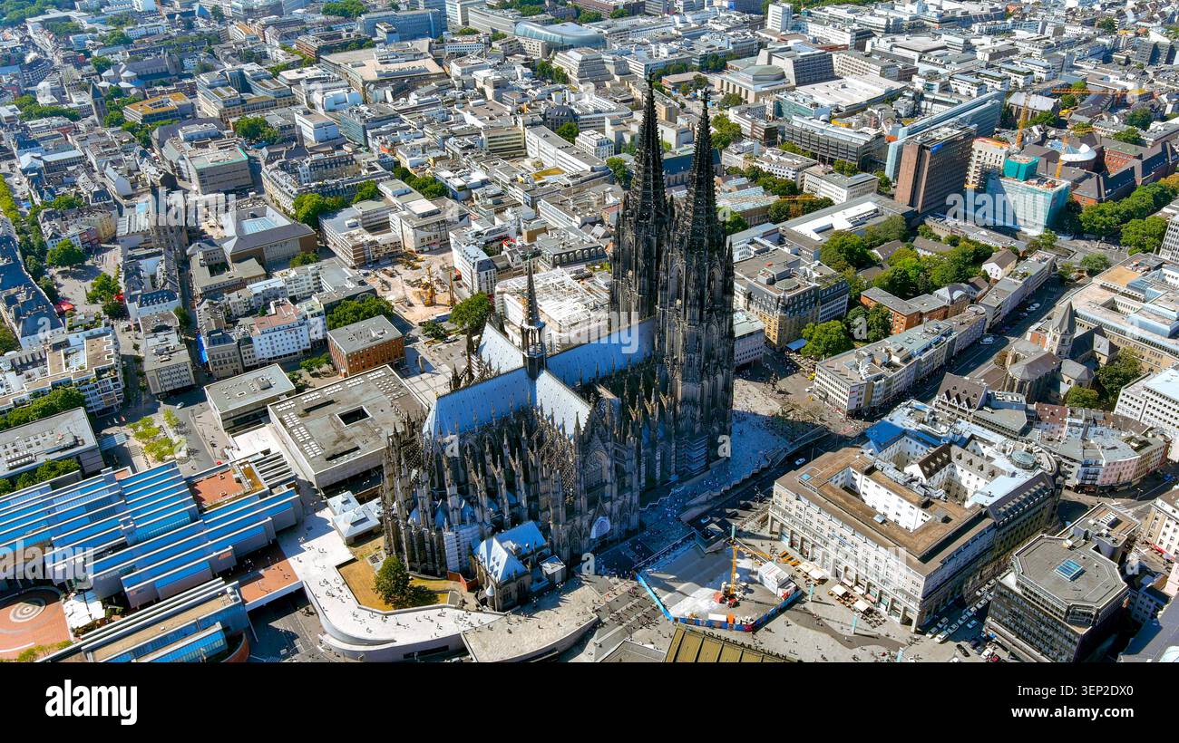 Luftaufnahme des Kölner Doms und der umliegenden Skyline des Stadtzentrums in Köln, Deutschland, an einem sonnigen Tag. Stockfoto