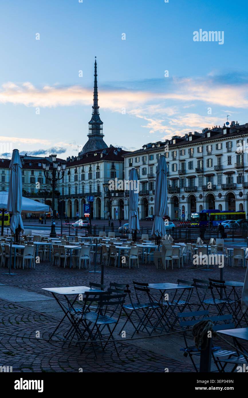 Mole Antonelliana dominiert die Stadt Turin bei Sonnenuntergang von der Piazza Vittorio Veneto Stockfoto