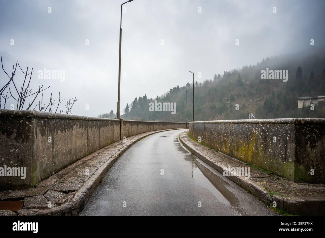 Die Straße über den Plastiras-Staudamm am Plastiras-See in Thessalien, Griechenland Stockfoto